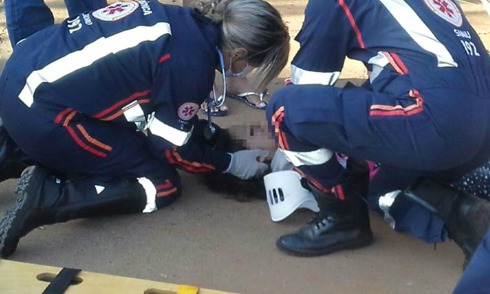 SAMU prestendo atendimento à vitima. Foto: Rádio Caçula