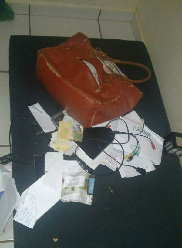 Bolsa furtada da casa das vítimas Foto: Rádio Caçula