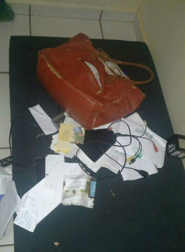 Bolsa furtada da casa das vítimas Foto: Rádio Caçula
