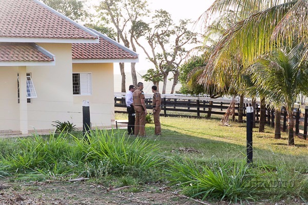 Policiais durante a investigação na fazenda onde o crime aconteceu. (Foto: Site O Bemdito)