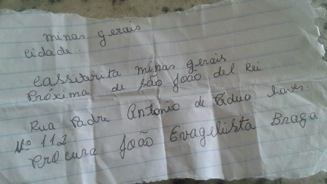 Bilhete escrito pela mãe de Elem, informando o endereço do pai
