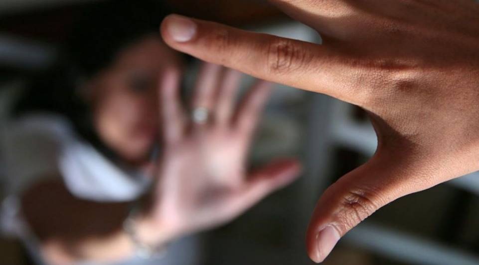 Desconfiada, ela esperou um pouco e foi atrás quando flagrou o marceneiro deitado entre as duas enteadas de 5 e 10 anos embaixo das cobertas
