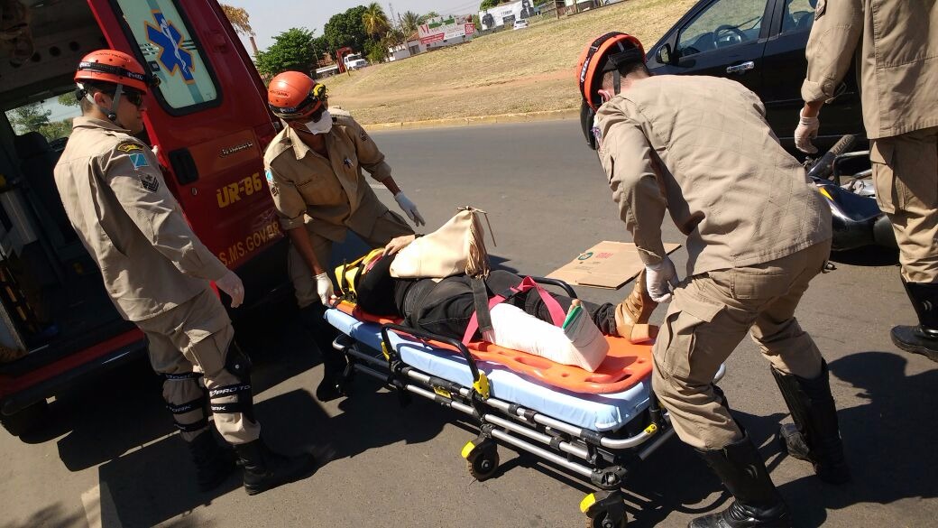 A motociclista foi imobilizada e encaminhada ao Hospital Auxiliadora (Fotos: Nelson Roberto)