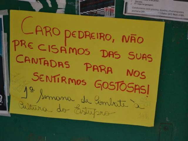 Foto Divulgação/ Cartaz está em um dos corredores da UFMS.