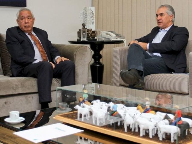 Governados do Mato Grosso do Sul Reinaldo Azambuja e o embaixador da Bolívia no Brasil José Kinn Franco discutem estratégias para fornecimento de gás boliviano para MS. Foto: Reprodução.