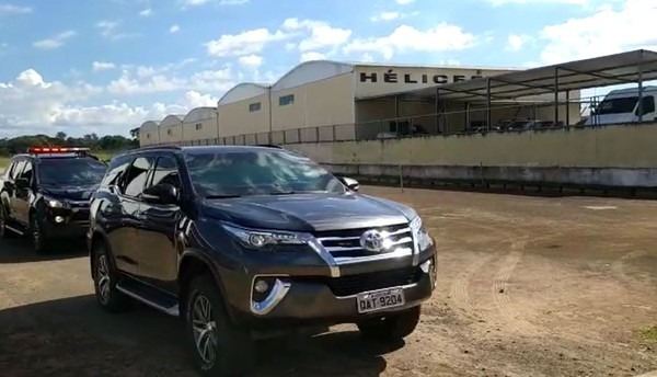 Carro escoltado por viatura do Garras leva o empresário Fuad Jamil após ele se entregar no Aeroporto Santa Maria, em Campo Grande — Foto: Divulgação