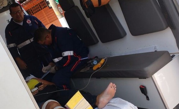 Depois de imobilizada e socorrida a equipe do Samu preenche o formulário (Fotos: Nelson Roberto)