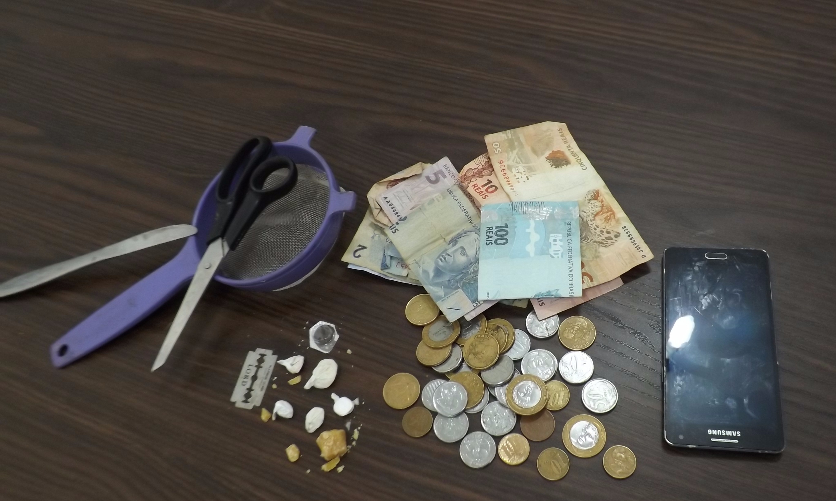 Papelotes de crack, dinheiro e apetrechos foram apreendidos (Foto: Valcir Tarso)