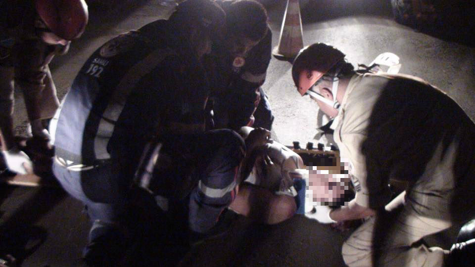 Equipe prestando atendimento à vitima. Foto: Rádio Caçula