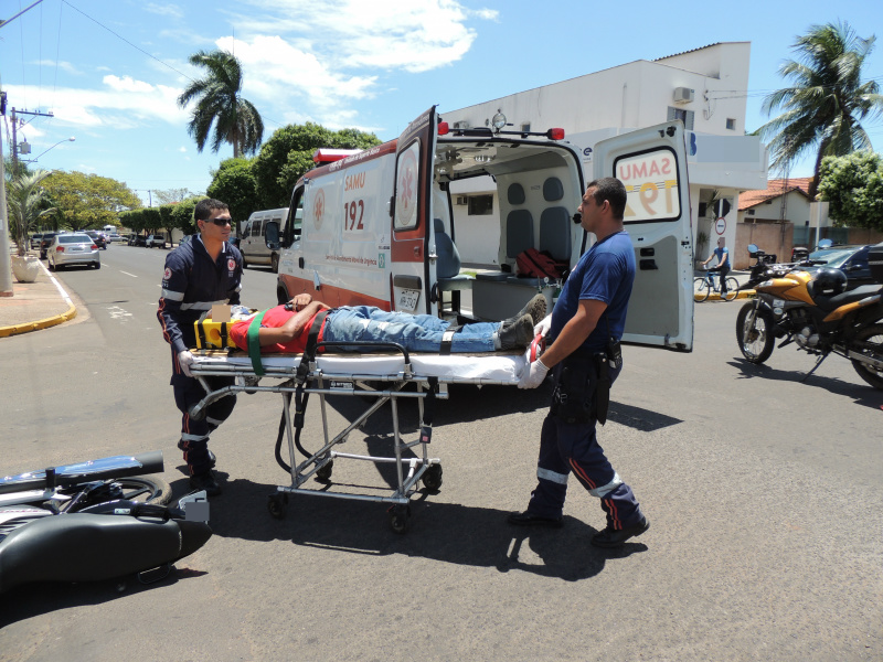 O motociclista teve varias escoriações pelo corpo e foi socorrido pelo SAMU.