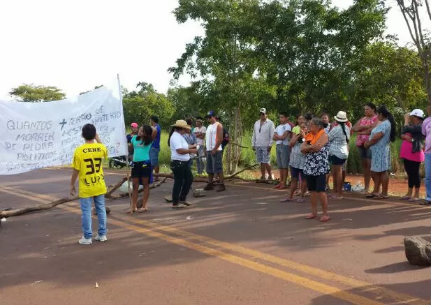 Com faixas, indígenas usaram galhos e pedras para fechar trecho.