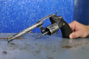 Arma usada no crime foi apresentada nesta terça. Foto: Campo Grande News