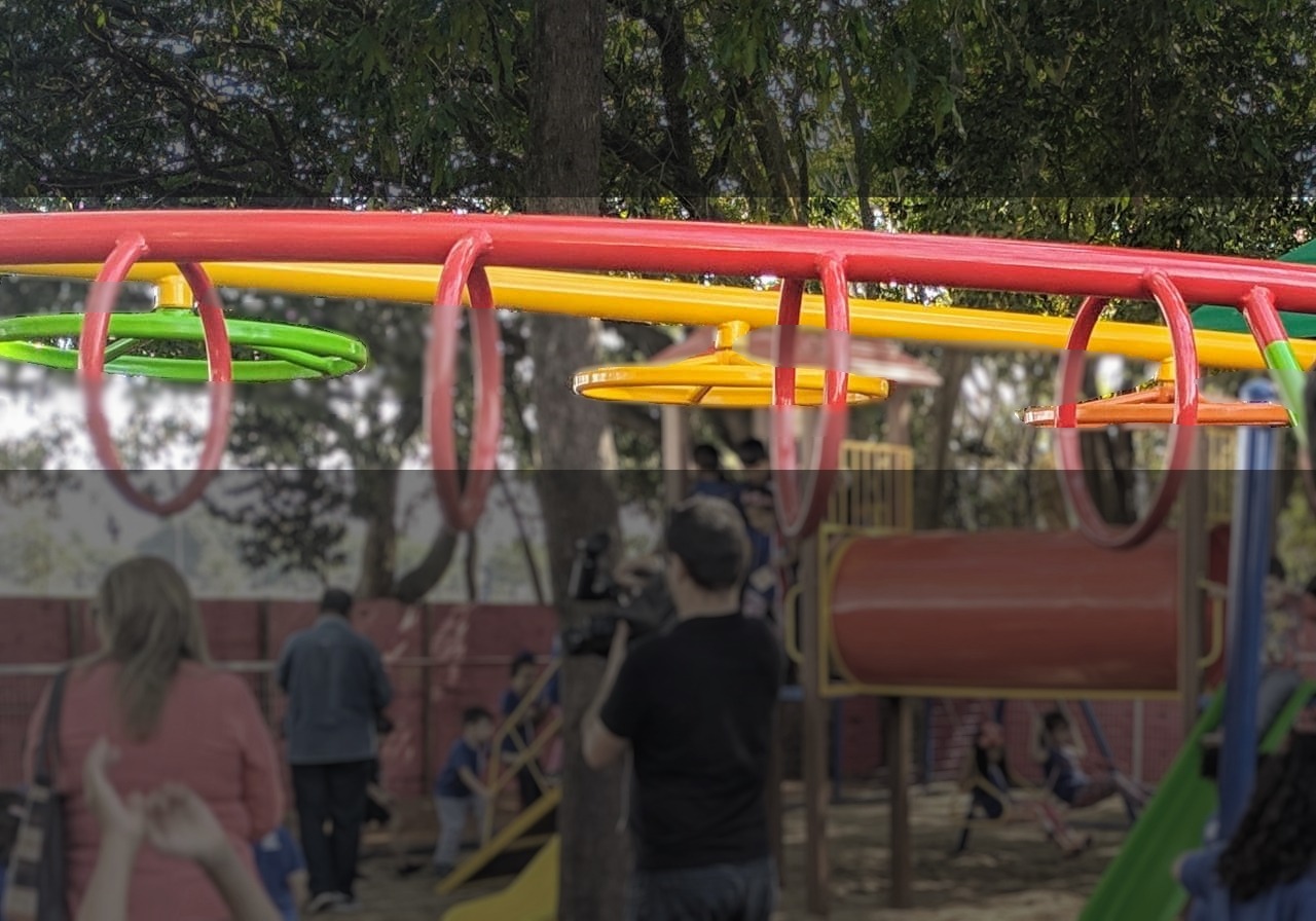 Peças do brinquedo arrancadas por vândalos no parquinho da Lagoa Maior. Foto: Rádio Caçula