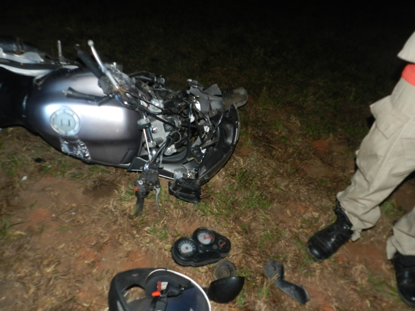 Farol do veiculo atrapalhou visão do motociclista (Foto Radio Caçula)