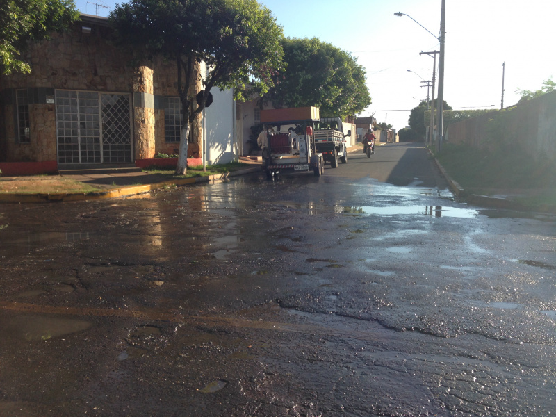 Funcionários da empresa foram embora do local assim que a equipe da Rádio chegou. Foto: Rádio Caçula