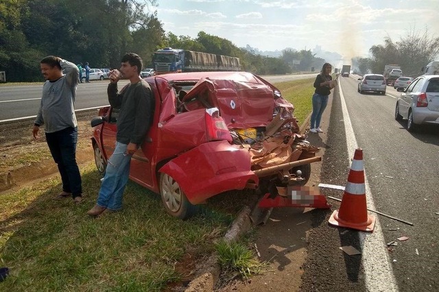 Carro ficou com a traseira destruída no acidente em Araçatuba — Foto: Arquivo Pessoal