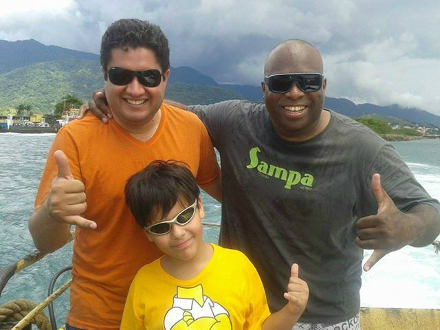 Renée à direita ao lado do amigo Anderson e o pequeno João