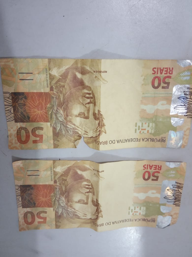 As notas falsas entregues pela mulher ao comerciante. Foto: 2º BPM