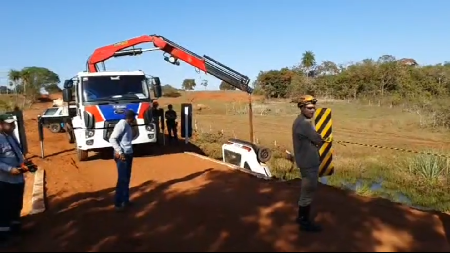 Um caminhão guincho da Prefeitura Municipal está no local para fazer a retirada do veículo de dentro do córrego. Imagens: Ney Canistro