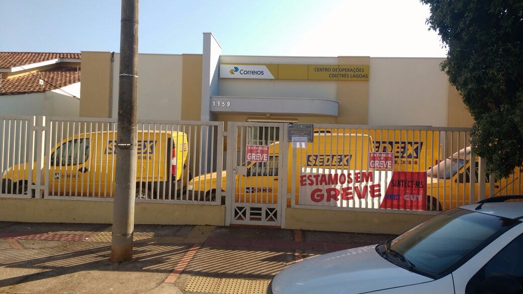 Viaturas dos Correios à frente da Agência Bruno Garcia (Foto: Nelson Roberto)