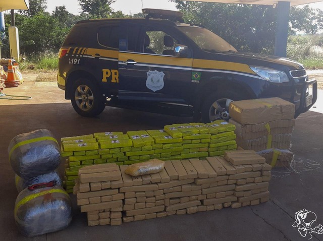 Cerca de 331 kg de maconha e 24,3kg de skank foram apreendidos pela PRF. Foto: PRF/TL 
