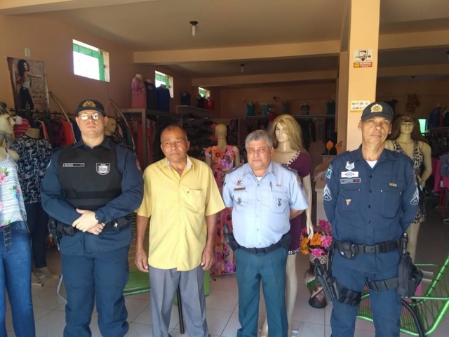 Policiais militares visitando estabelecimentos comerciais de Paranaíba, na Operação Bairro Seguro. Foto: CPA-2