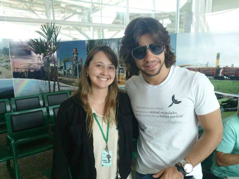 Registro do cantor ao lado da três-lagoense Caroline chistovam