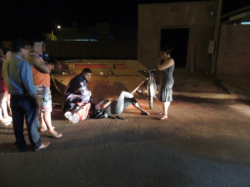 Ciclista colidiu com uma caçamba e sofreu escoriações.
