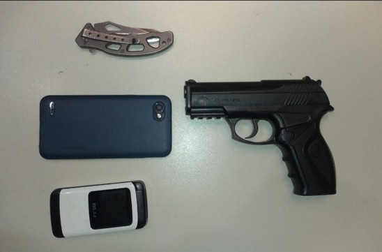 Arma e celular apreendidos com o suspeito durante a operação. Foto: 1ªDP/Sig.