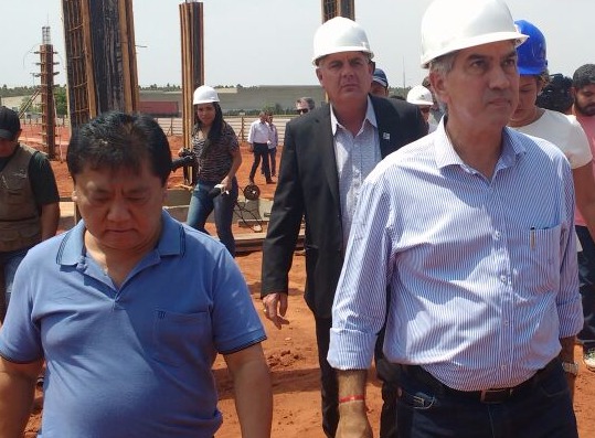 Governador Reinaldo Azambuja, acompanhado pelo prefeito Ângelo Guerreiro e vereador Luis Akira (Foto: Nelson Roberto)