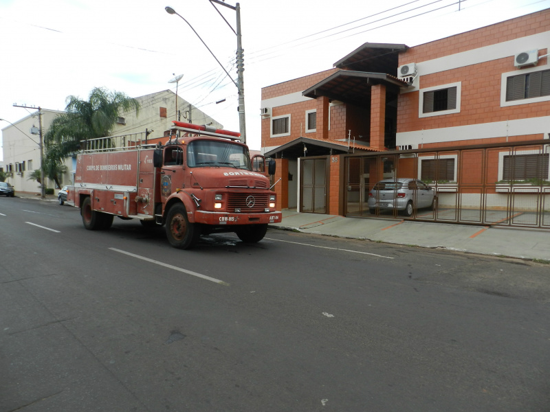 Bombeiros fazem o trabalho de rescaldo no local.
