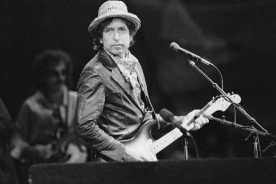 magem de arquivo de 1984 mostra o cantor e compositor norte-americano Bob Dylan se apresentando no estádio St. Jakob-Park, em Basel, na SuíçaArquivo de Keyston/Agência Lusa/direitos reservados