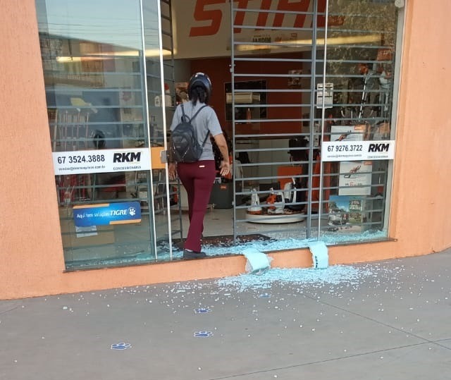 A porta de vidro foi quebrada e o estabelecimento invadido por volta das 4h50min da madrugada desta quinta-feira (1). Foto: Rádio Caçula