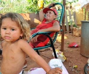 Maria de Lourdes disse que não sabe ler nem escrever (Foto: Valdenir Rezende / Correio do Estado)
