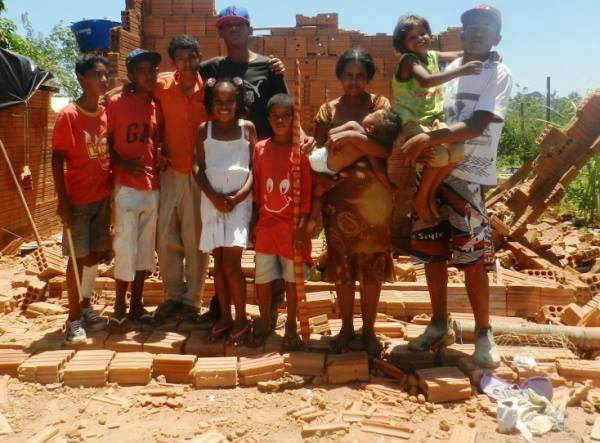 Desolados depois de perder a moradia em um vendaval eles pediram ajuda em órgãos de comunicação e prefeitura.