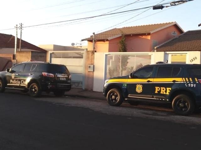 Movimentação da Polícia Civil e PRF durante cumprimento de mandados em Paranaíba nesta manhã (Foto: divulgação/PRF)