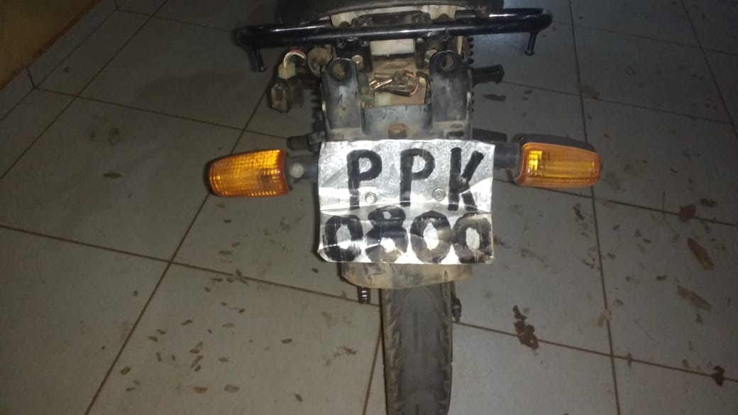 De Moreira Sales (PR) o veículo não tinha questões criminais porém a motocicleta não possuía a placa original, mas sim uma fria com os seguintes dizeres “PPK 0800”. Foto: 2ºBPM