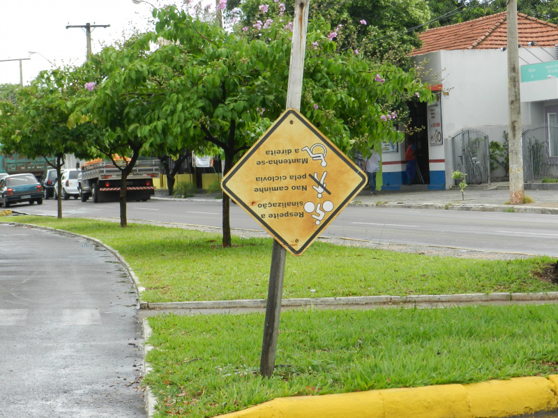 Placa virada de cabeça para baixo.