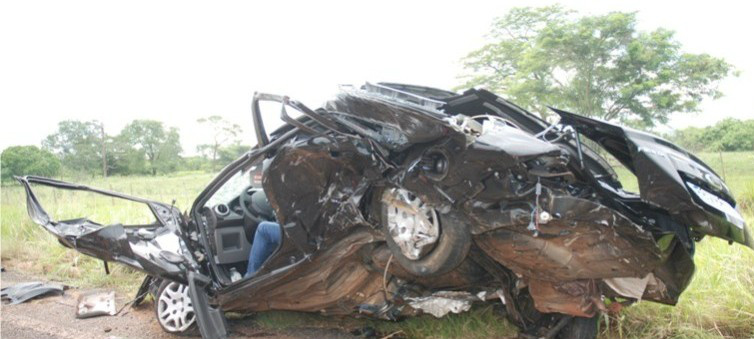 Foto: Tiago Apolinário - Da Hora BataguassuVeículo em que vítimas estavam ficou completamente destruído