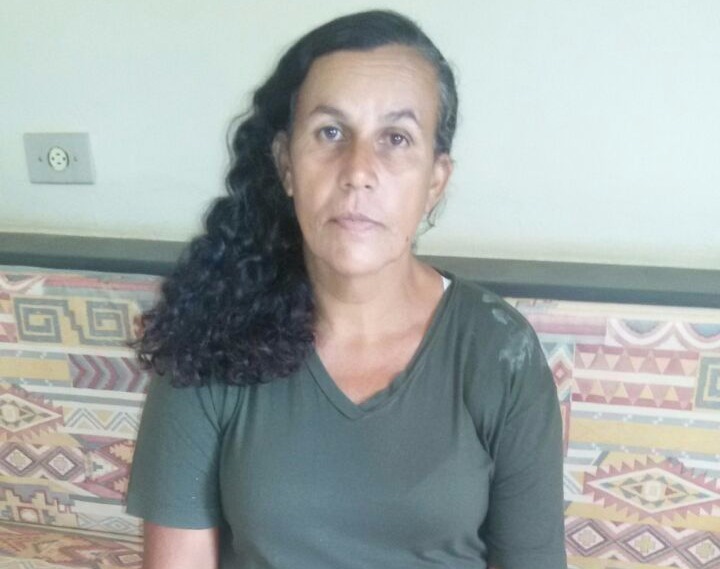Mulher passa por dificuldades financeiras e não tem como manter as 3 filhas menores. (Foto: Caçula FM)