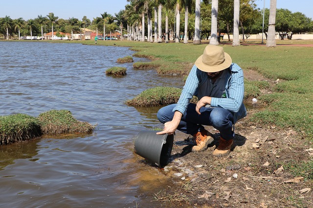 Fiscal Ambiental da SEMEA, Flávio Fardin realizando o monitoramento da mortandade de peixes e coleta de amostras. Foto: Assessoria.
