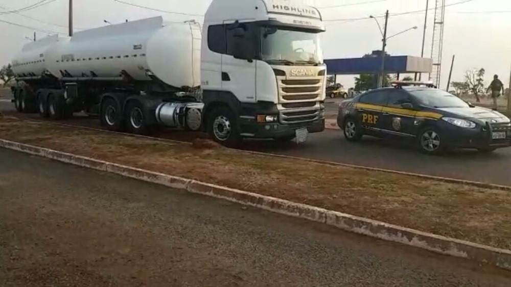 Caminhão apreendido com maconha na BR-163, em Campo Grande (Foto: PRF/Divulgação)