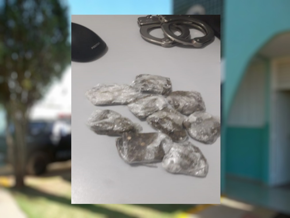 Foram encontradas diversas porções de maconha embaladas para venda, escondidas na bagagem da adolescente. Foto: Reprodução