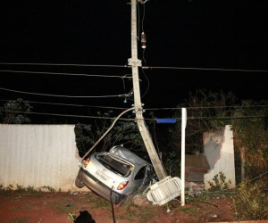 Bombeiros precisaram esperar empresa desligar energia 