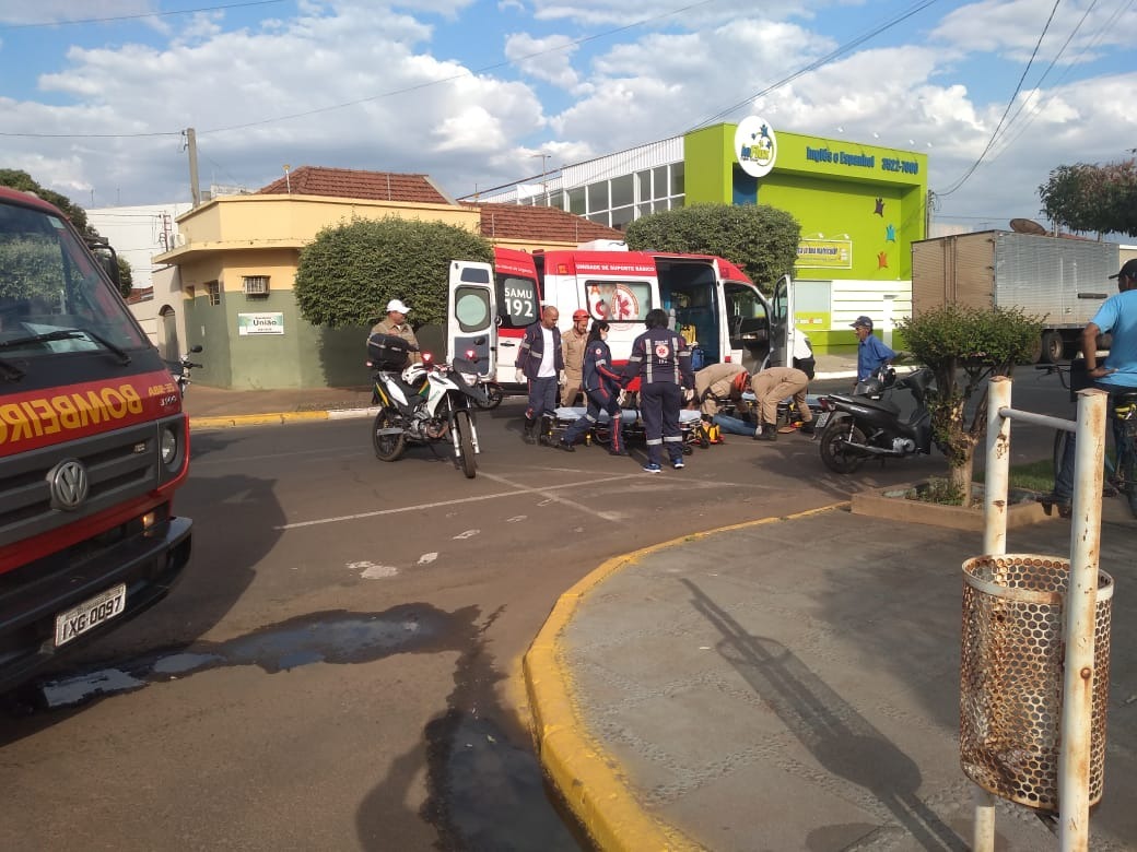 A equipe do SAMU (Serviço de Atendimento Móvel de Urgência) e do Corpo de Bombeiros socorreram as vítimas na manhã desta sexta-feira (2). Foto: 5º GBM