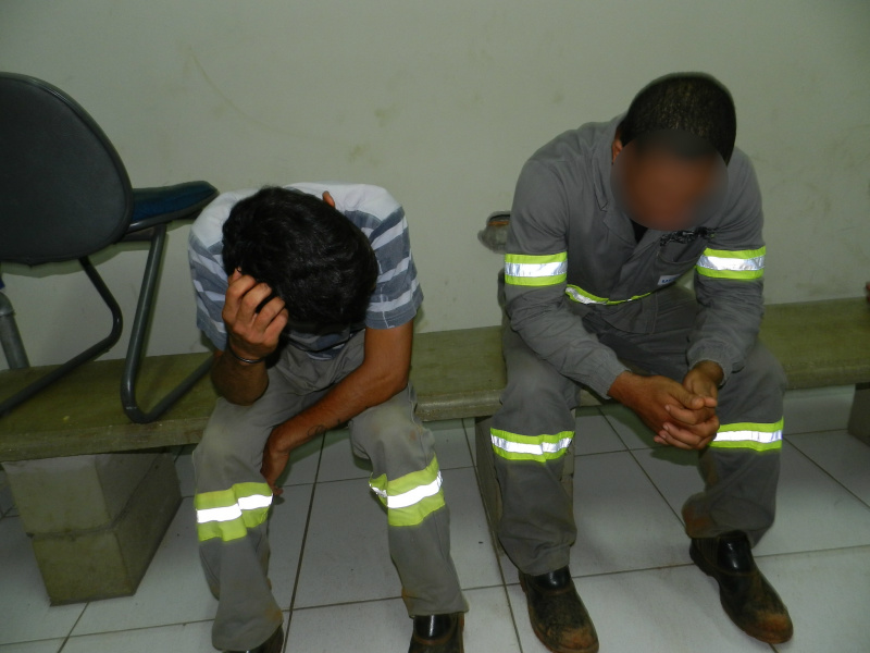 A dupla estava com cerca de 4,2 gramas de maconha.