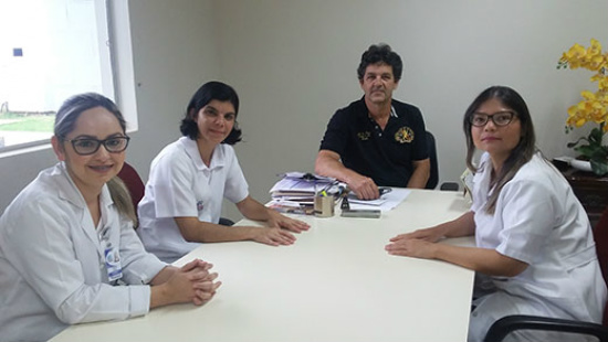 As enfermeiras Helen Camila Fernandes e Selma da Silva, o médico Eduardo Zegóbia e a enfermeira Yara Tamaki Silva, que integram a equipe do Hospital Regional 