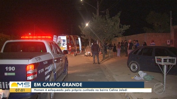 Polícia e bombeiros no local do crime — Foto: Reprodução/TV Morena