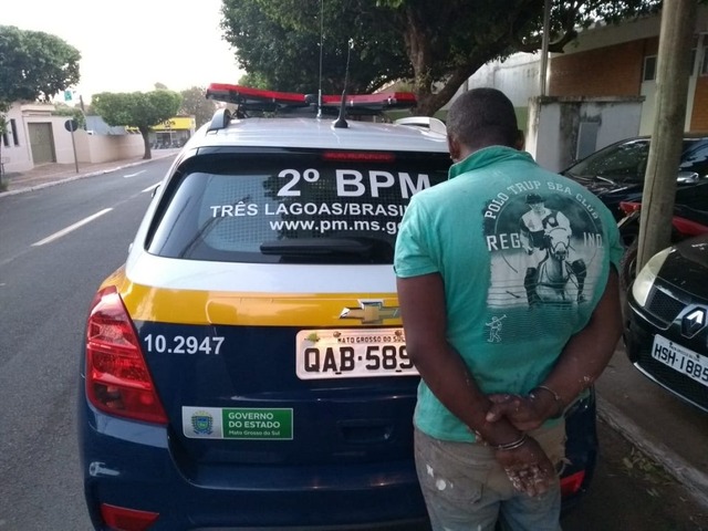 Homem com mandado de prisão em aberto preso pela polícia em Brasilândia. Foto: 2º BPM