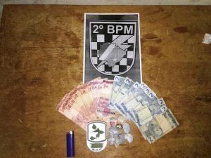 07 porções de maconha e 05 porções de crack, alem de uma certa quantia em dinheiro trocado foram localizados com o suspeito. Foto: 2º BPM